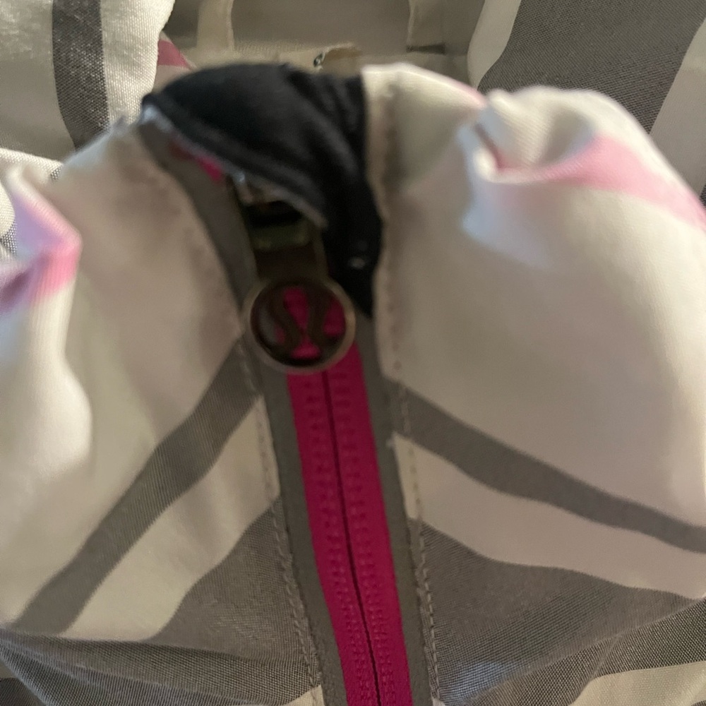 Lululemon jacket. Size 6 - Picture 4 of 10